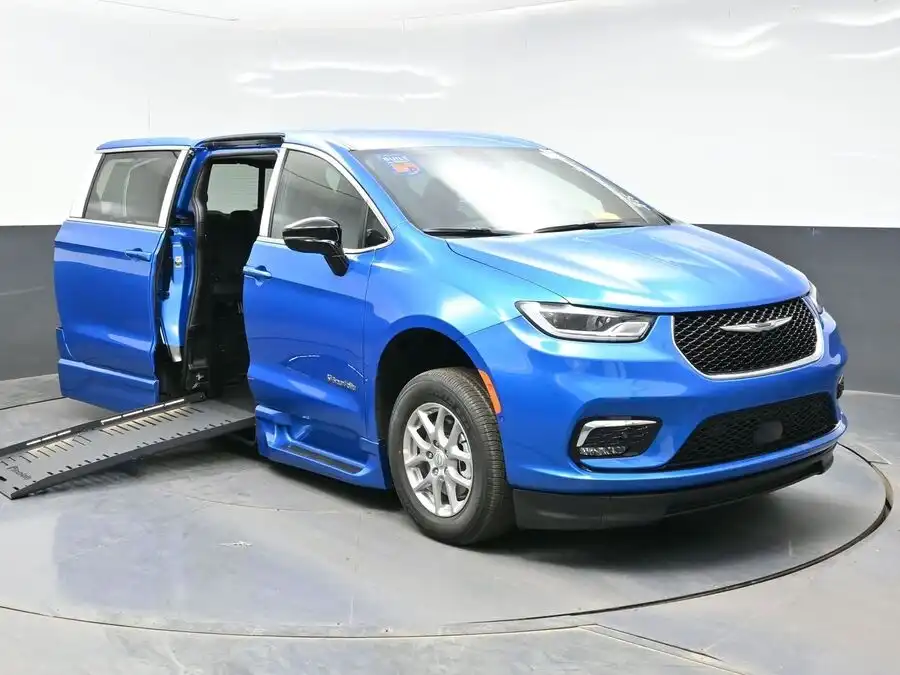 2026 Chrysler Pacifica Select's photo