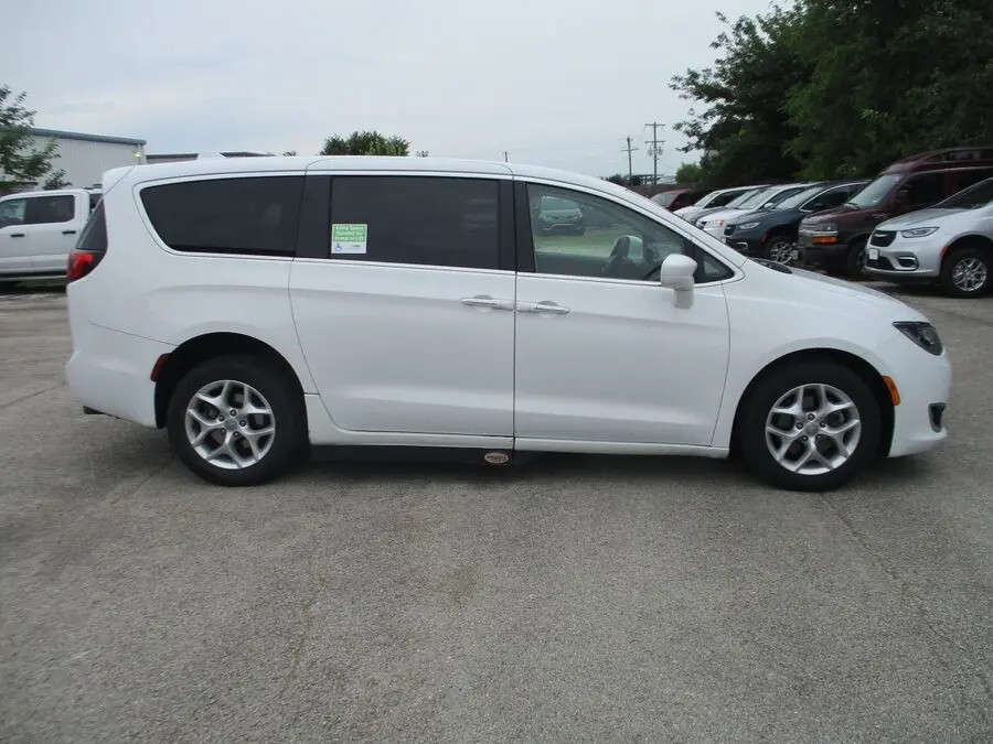 2018 Chrysler Pacifica Touring Plus photo 3