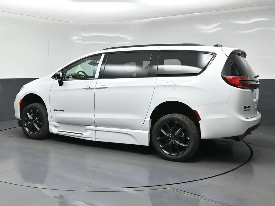 2026 Chrysler Pacifica Select photo 4