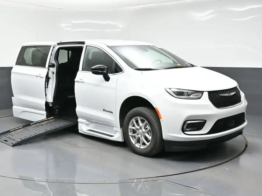 2026 Chrysler Pacifica Select's photo