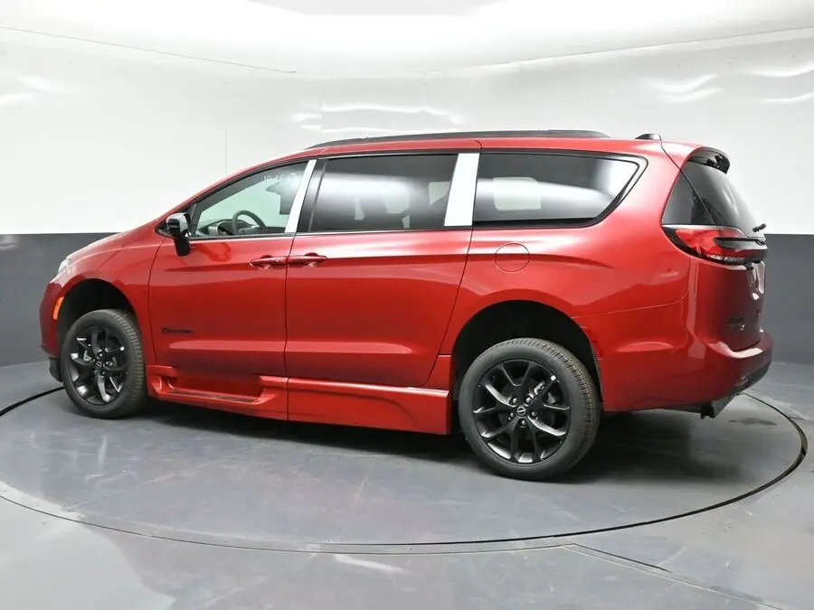 2026 Chrysler Pacifica Select photo 4