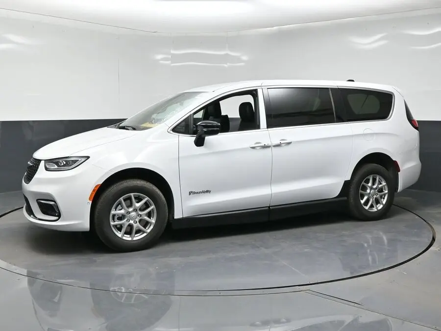 2026 Chrysler Pacifica Select photo 3