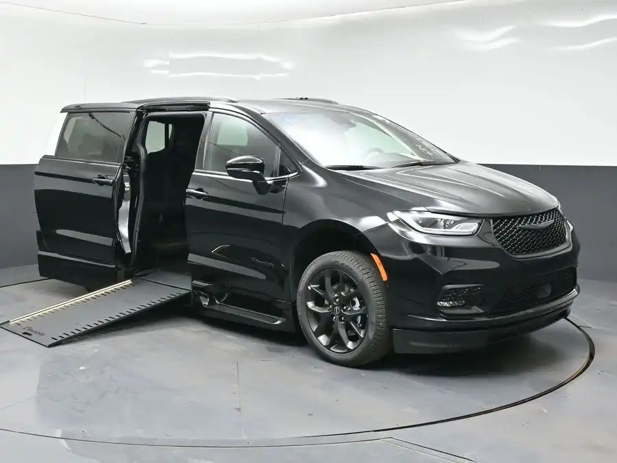 2026 Chrysler Pacifica Select's photo