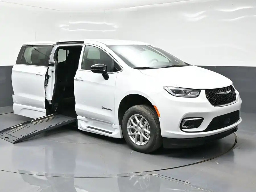 2026 Chrysler Pacifica Select's photo