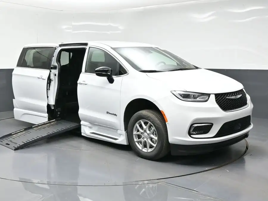 2026 Chrysler Pacifica Select's photo