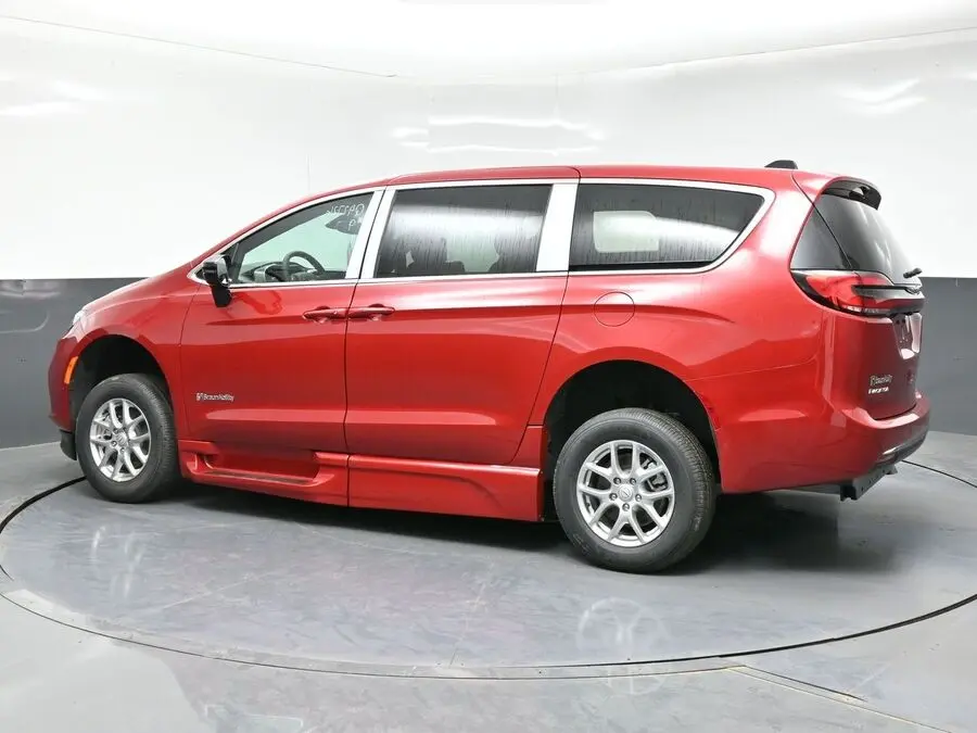 2026 Chrysler Pacifica Select photo 4