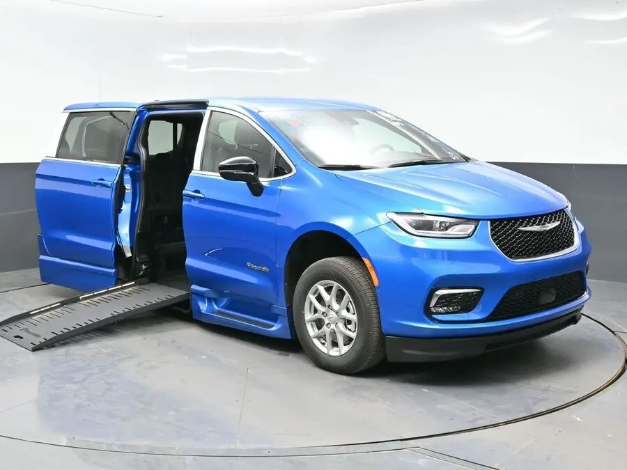 2026 Chrysler Pacifica Select photo 3