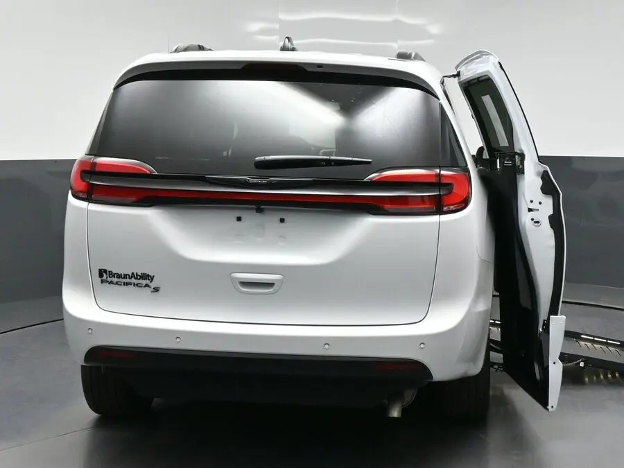 2026 Chrysler Pacifica Select photo 4