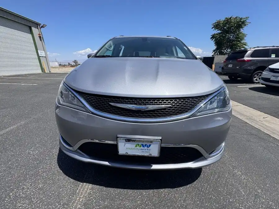 2018 Chrysler Pacifica Touring L's photo