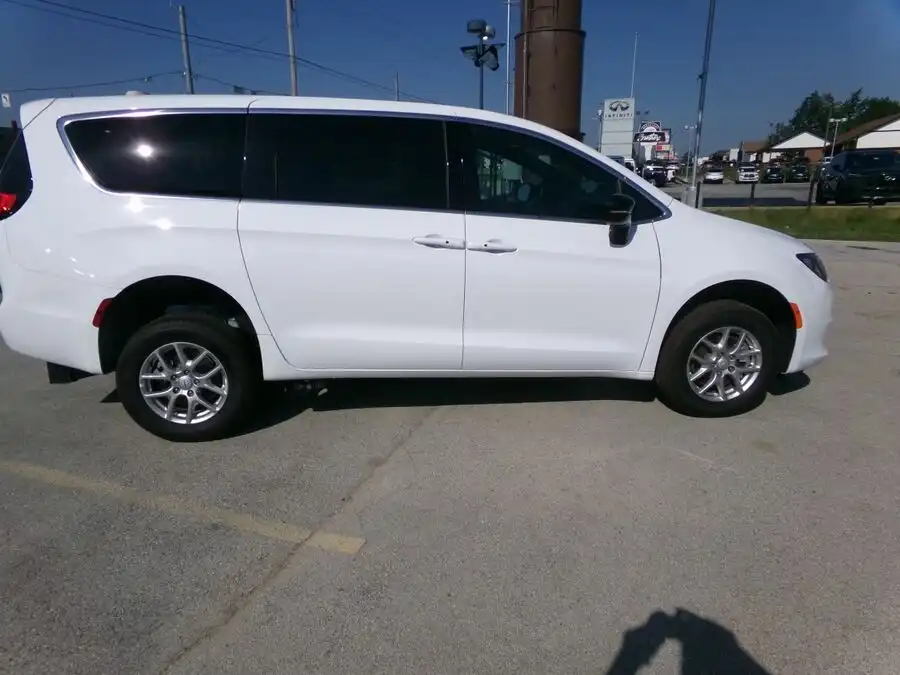 2026 Chrysler Voyager LX's photo