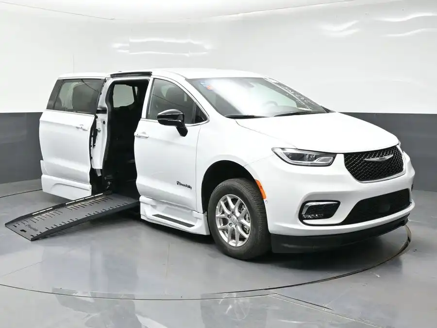 2026 Chrysler Pacifica Select's photo