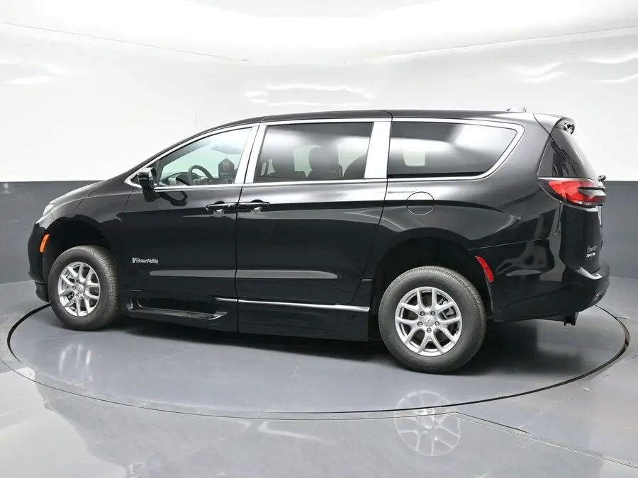 2026 Chrysler Pacifica Select photo 4