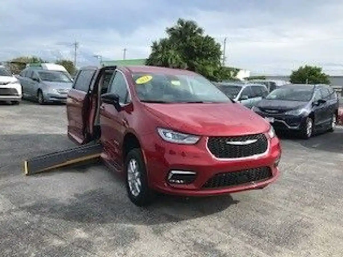 2024 Chrysler Pacifica Touring L's photo
