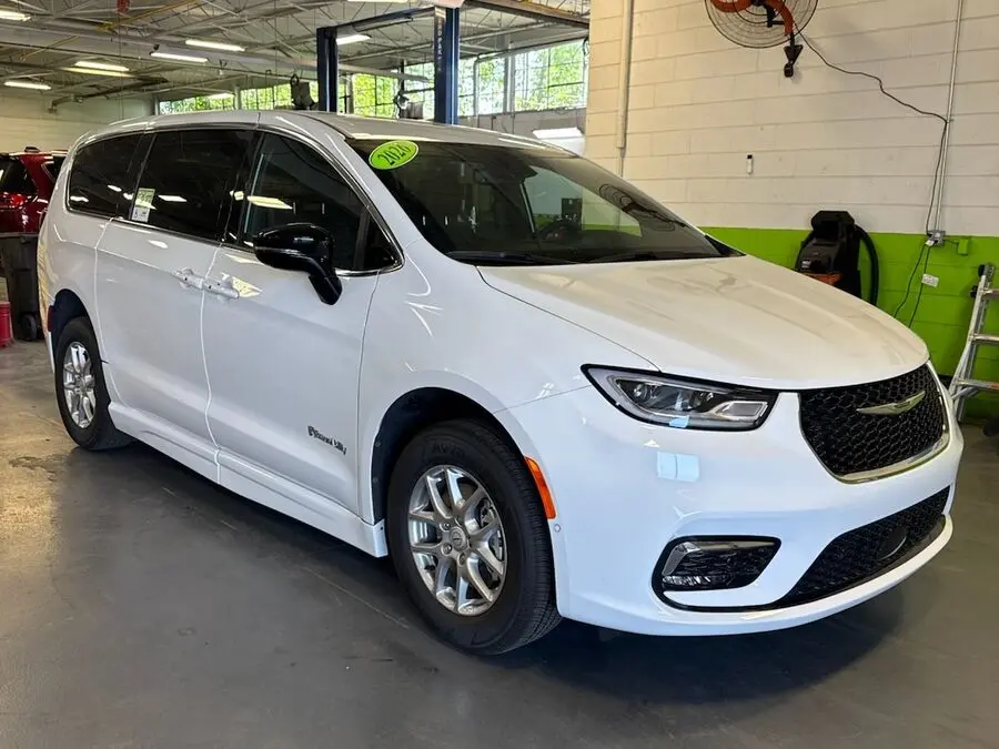 2026 Chrysler Pacifica Select photo 4