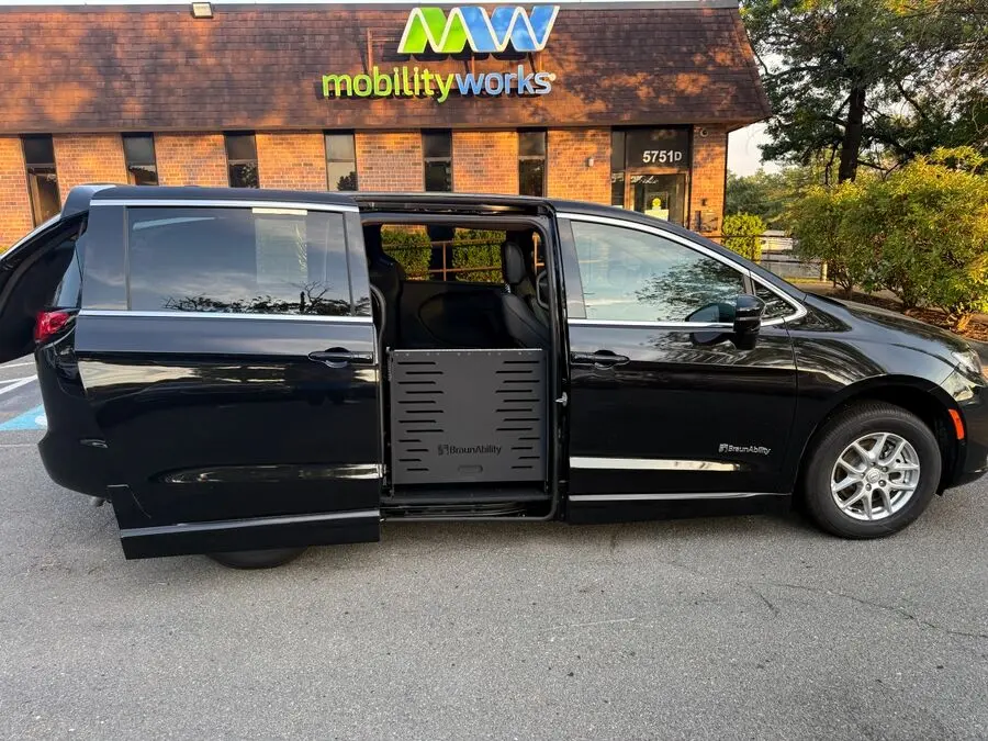 2026 Chrysler Pacifica Select photo 3
