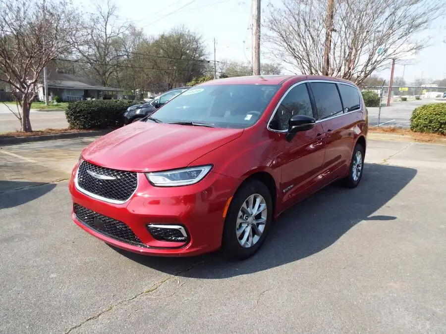 2026 Chrysler Pacifica Limited's photo