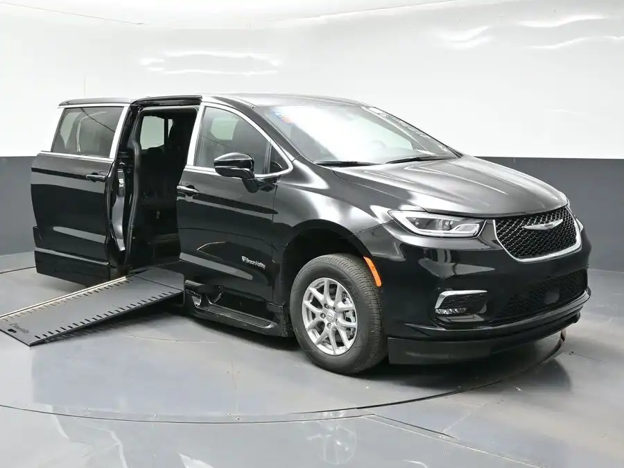 2026 Chrysler Pacifica Select's photo