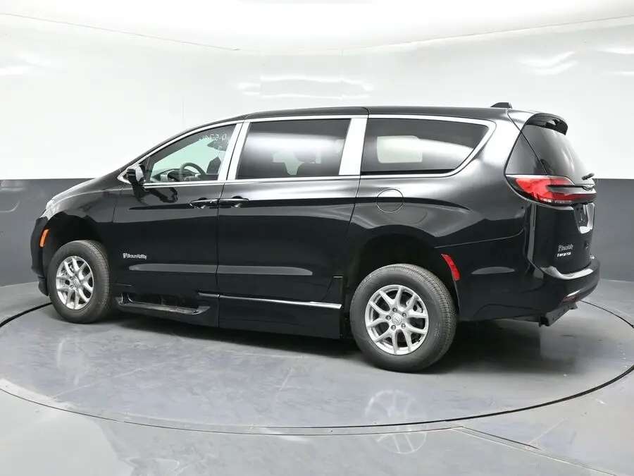 2026 Chrysler Pacifica Select photo 4