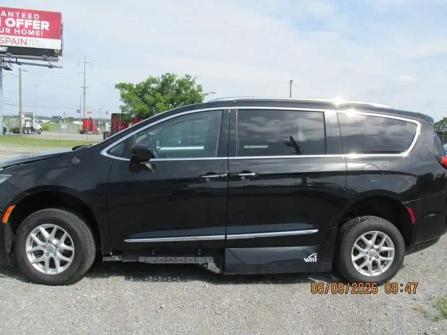 2020 Chrysler Pacifica Touring L's photo