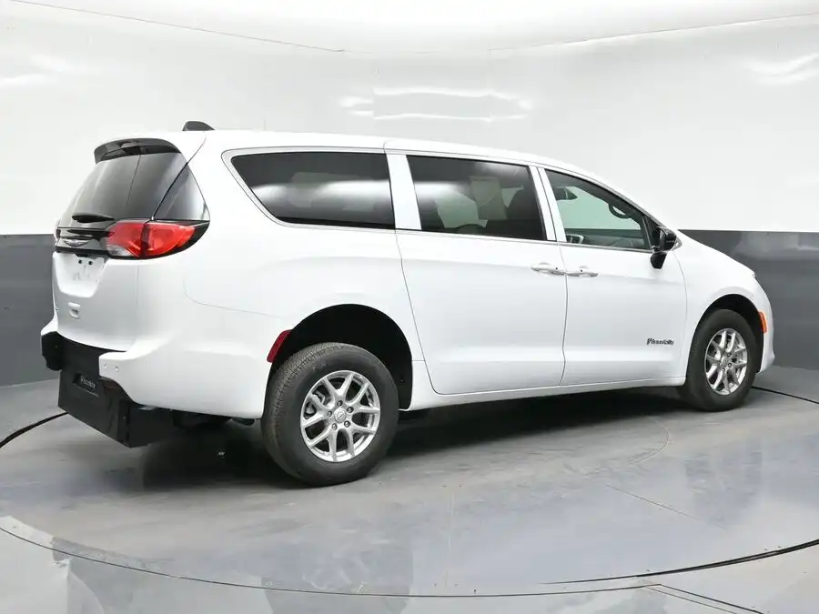 2026 Chrysler Voyager LX's photo