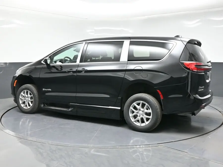 2026 Chrysler Pacifica Select photo 4