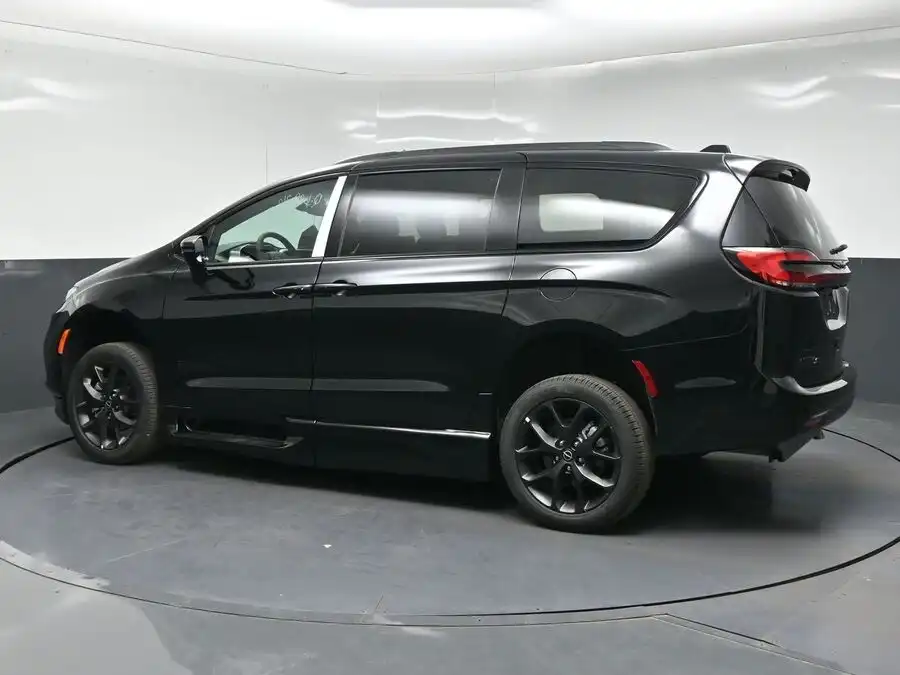 2026 Chrysler Pacifica Select's photo