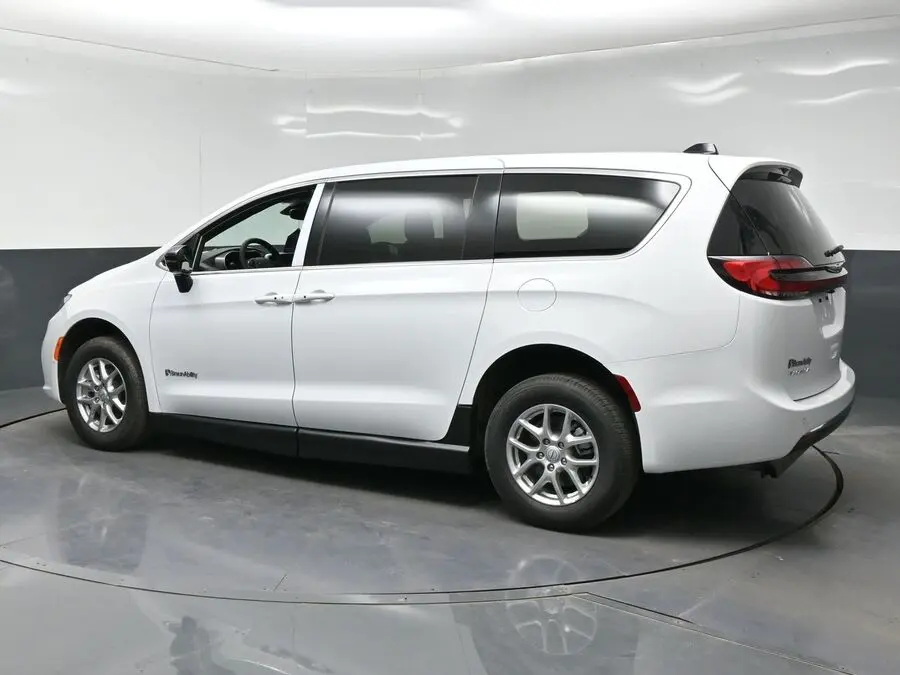 2026 Chrysler Pacifica Select photo 4