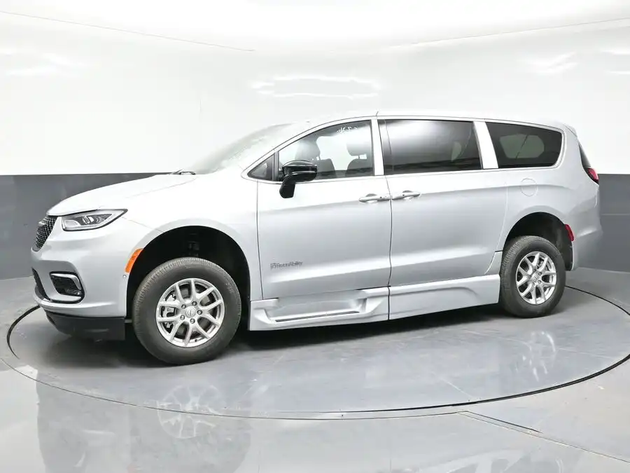2026 Chrysler Pacifica Select's photo