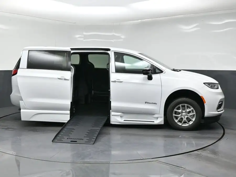 2026 Chrysler Pacifica Select's photo