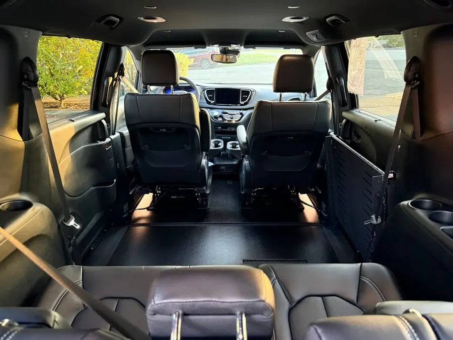 2026 Chrysler Pacifica Select photo 4