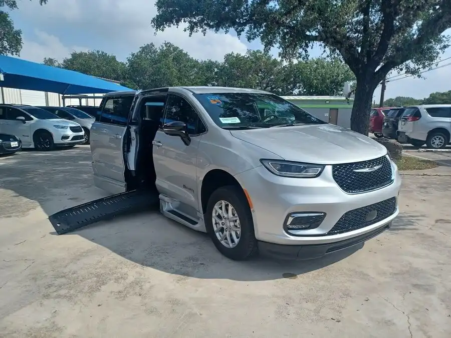 2026 Chrysler Pacifica Select's photo
