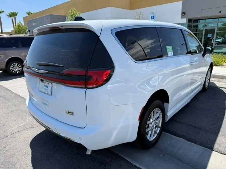 2026 Chrysler Pacifica Select's photo