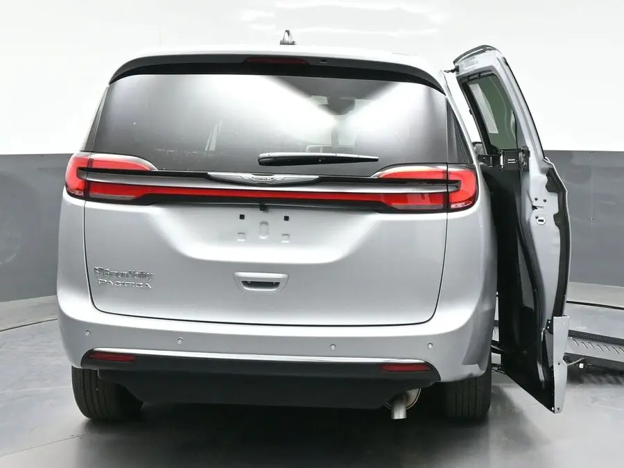 2026 Chrysler Pacifica Select photo 4