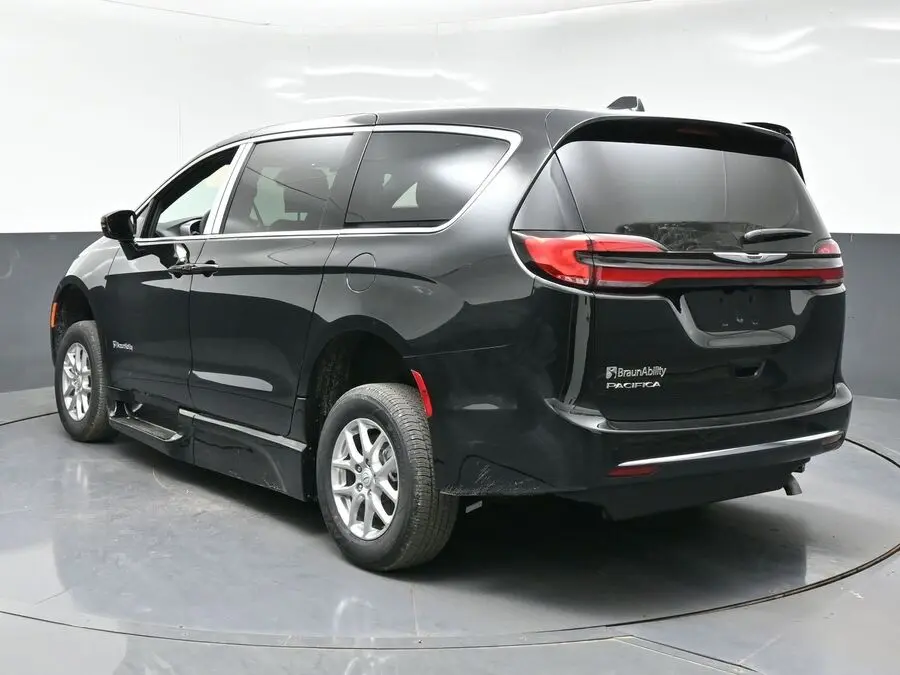 2026 Chrysler Pacifica Select photo 4