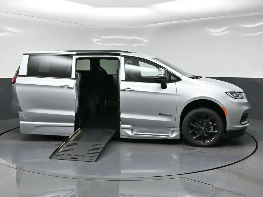 2026 Chrysler Pacifica Select photo 5
