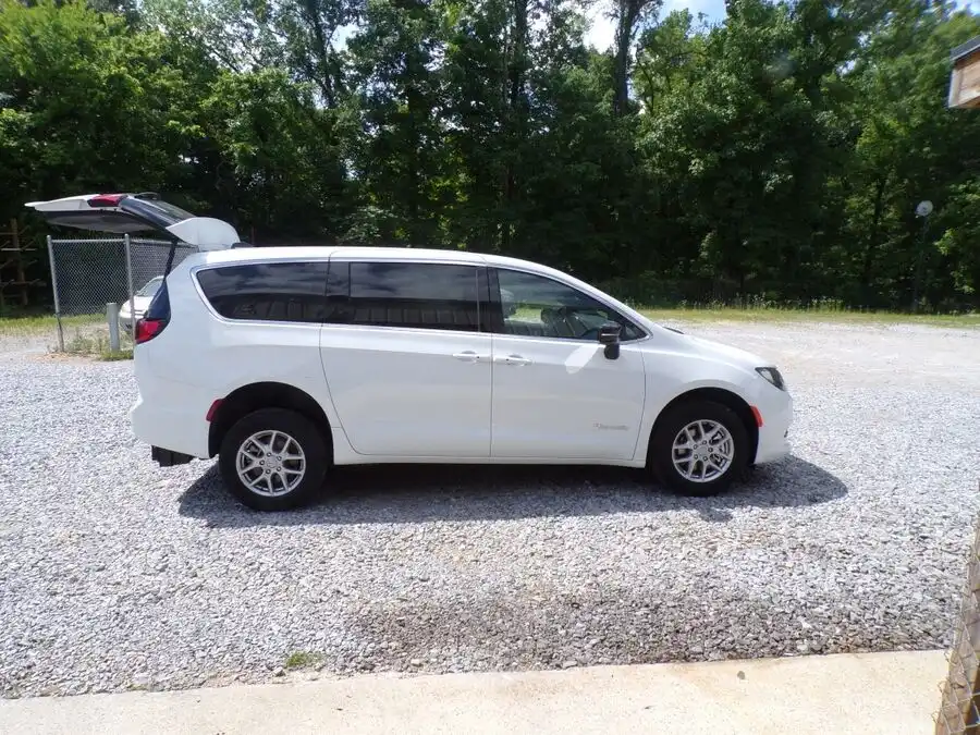 2026 Chrysler Voyager LX's photo