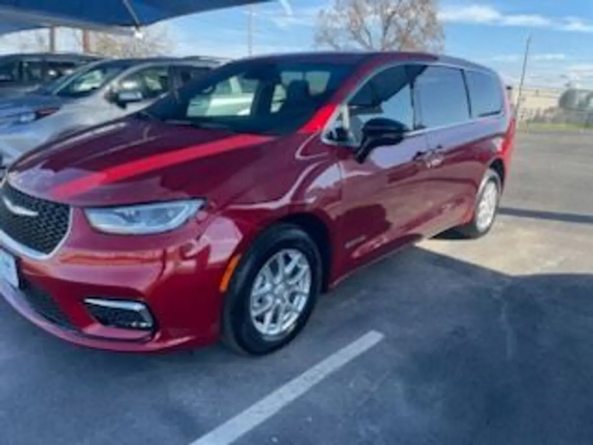 2026 Chrysler Pacifica Select photo 3