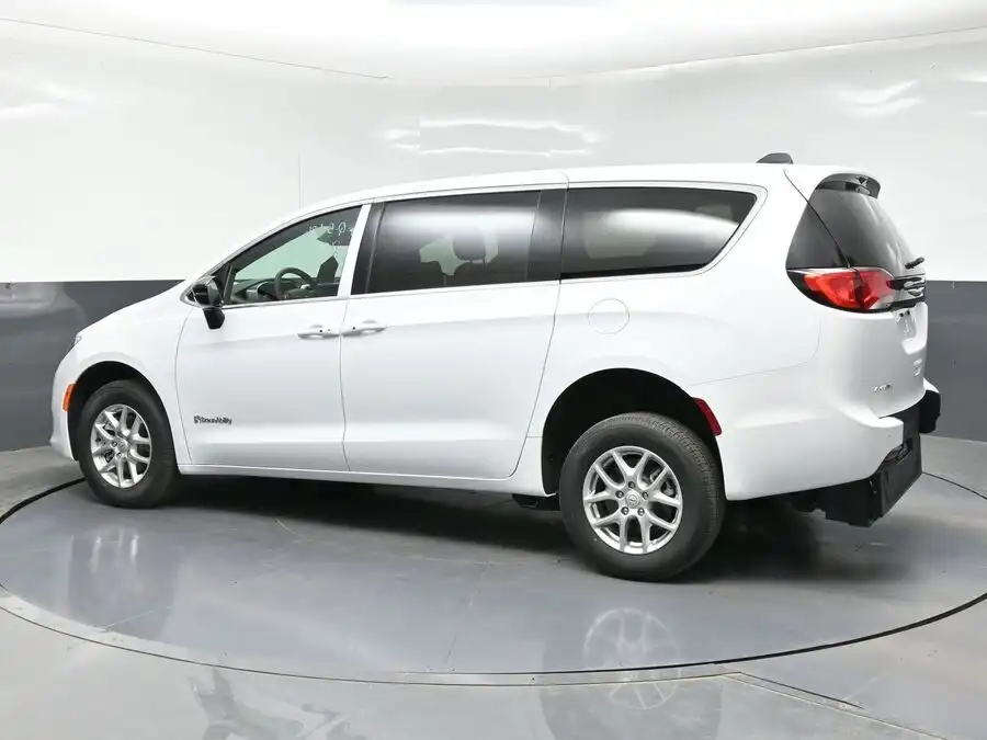 2026 Chrysler Voyager LX's photo