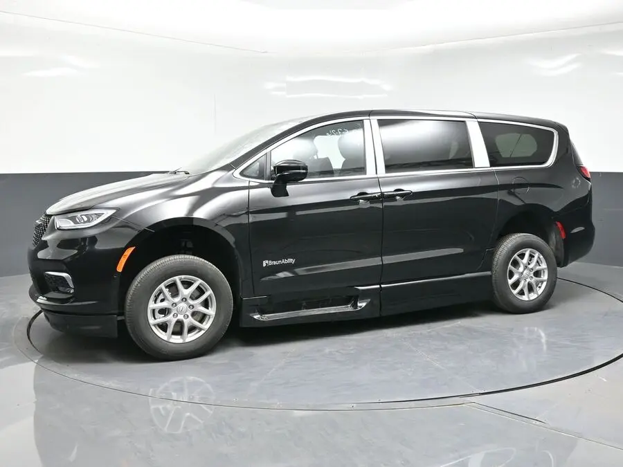 2026 Chrysler Pacifica Select photo 3