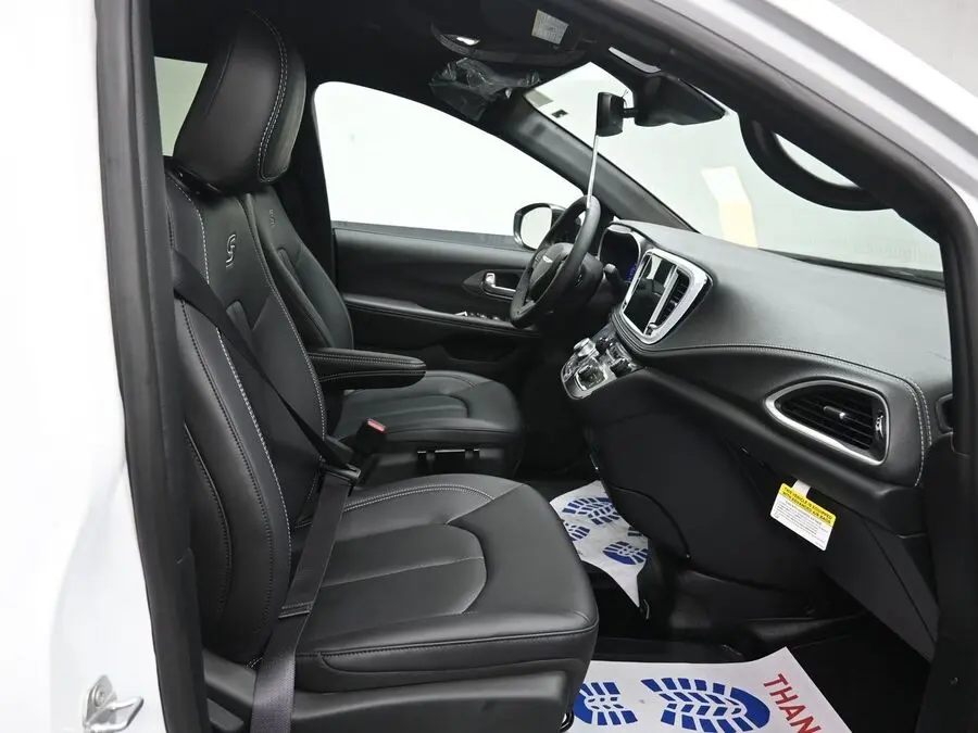2026 Chrysler Pacifica Select photo 5