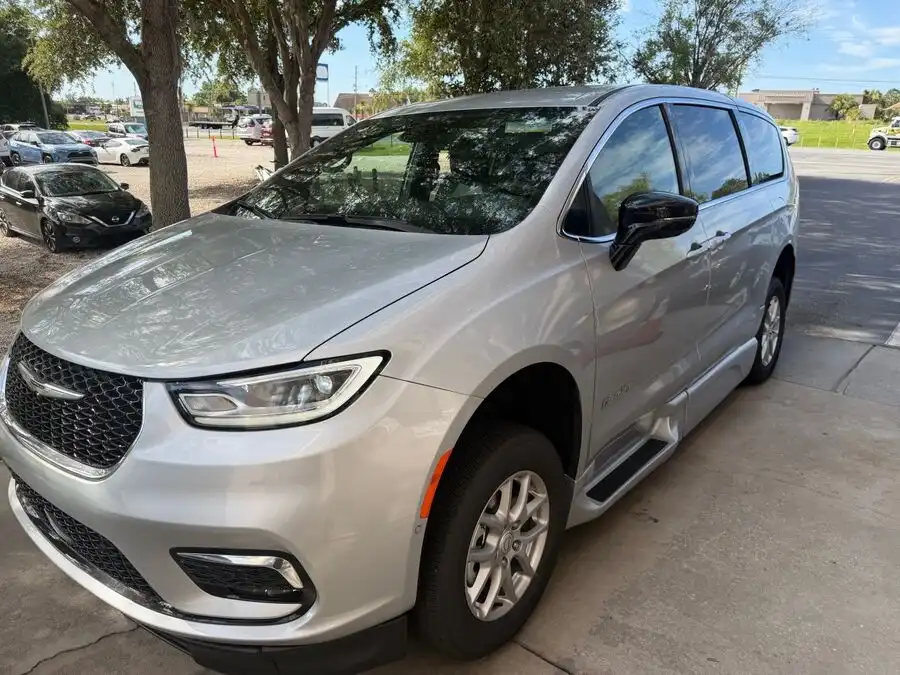 2026 Chrysler Pacifica Select's photo