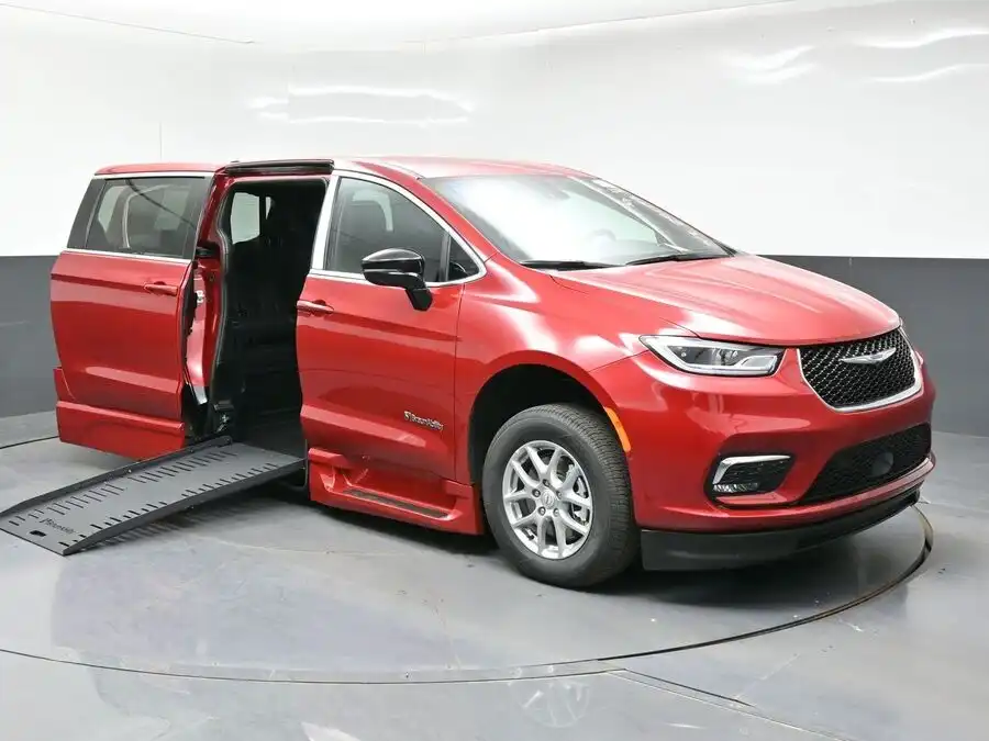 2026 Chrysler Pacifica Select's photo
