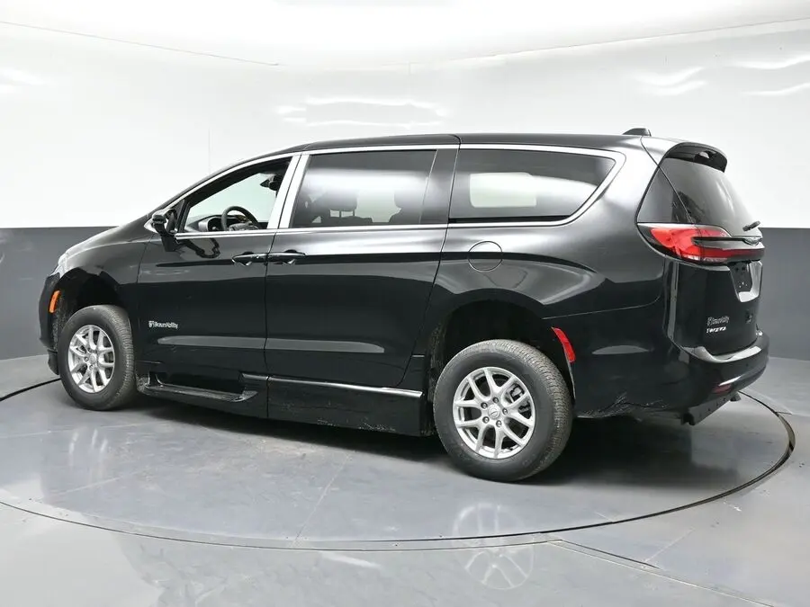 2026 Chrysler Pacifica Select photo 3