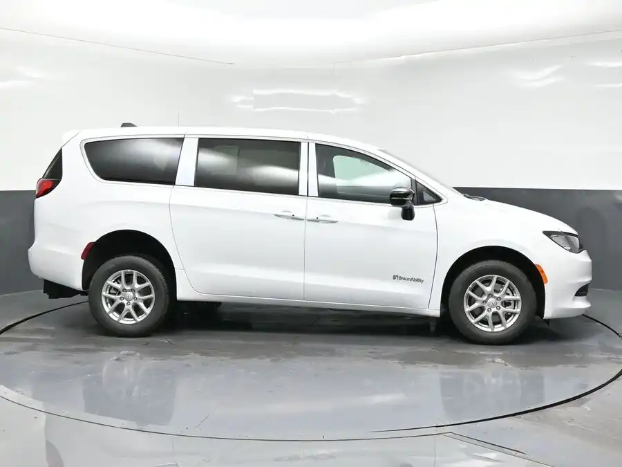 2026 Chrysler Voyager LX's photo