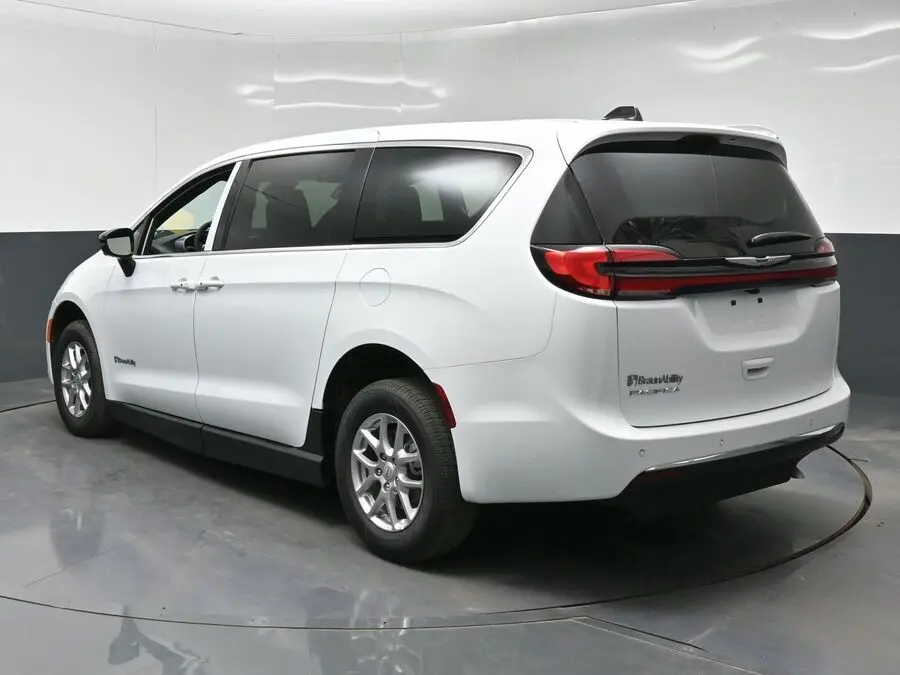 2026 Chrysler Pacifica Select photo 5