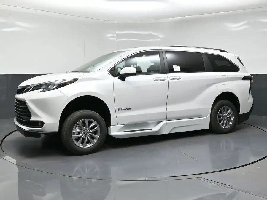 2026 Toyota Sienna XLE 7-Passenger Hybrid FWD's photo