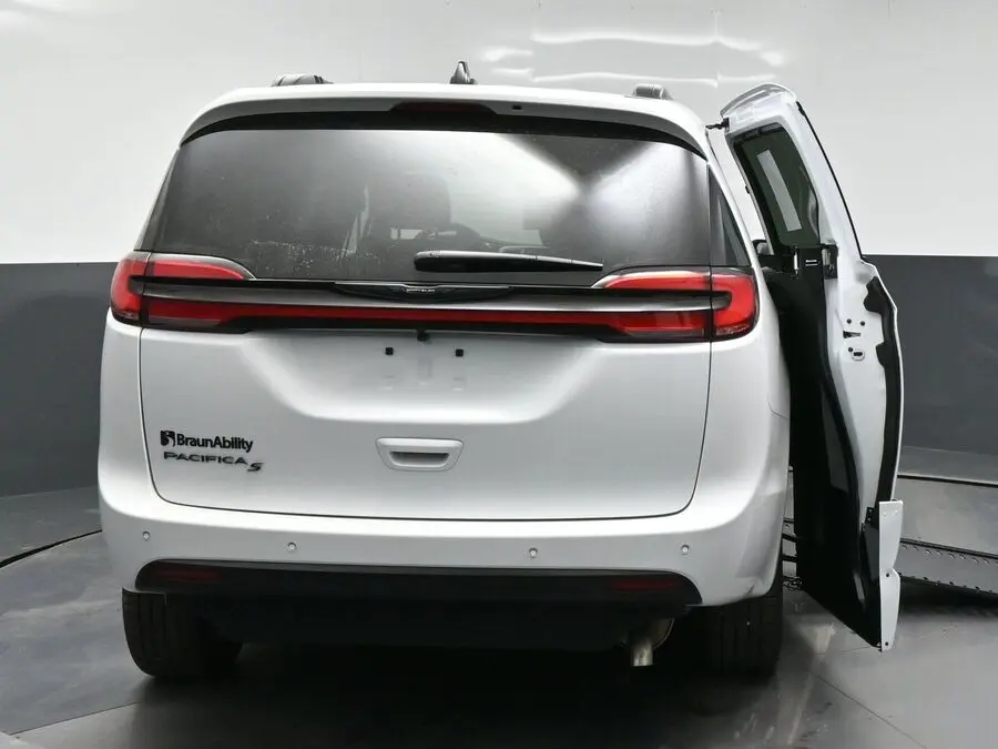 2026 Chrysler Pacifica Select photo 4