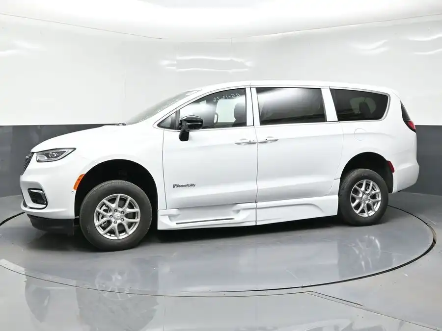 2026 Chrysler Pacifica Select's photo