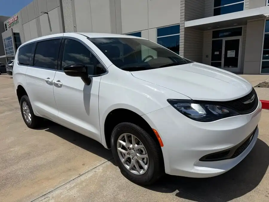2026 Chrysler Voyager LX's photo