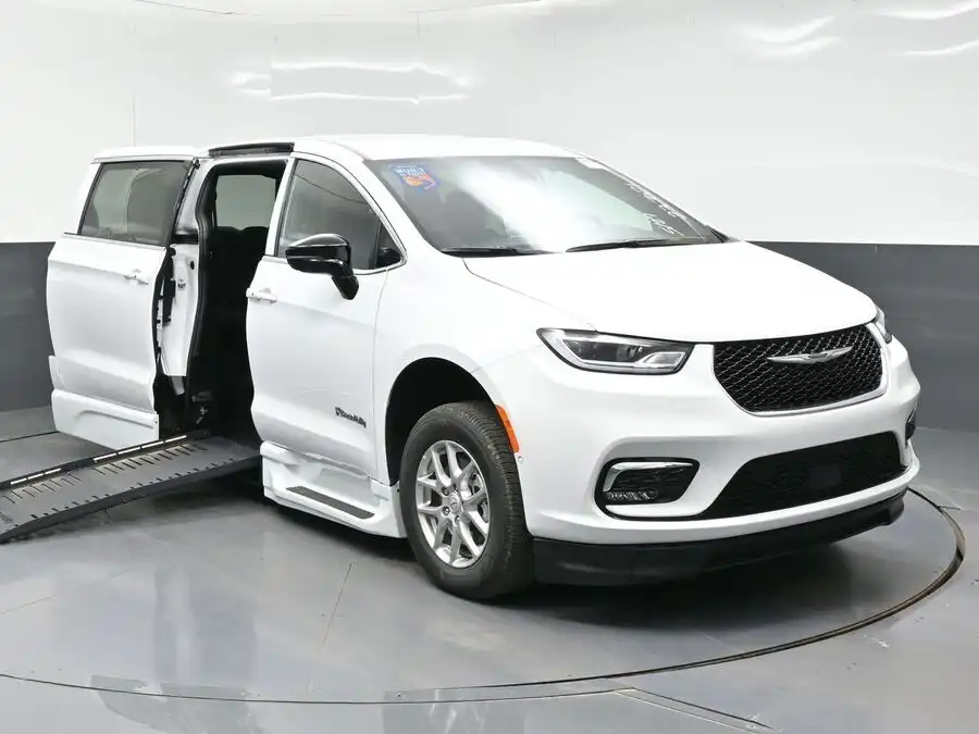 2026 Chrysler Pacifica Select's photo